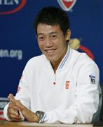 テニスの全米オープン男子シングルスで準優勝し、記者会見で笑顔を見せる錦織圭＝８日、ニューヨーク（共同）