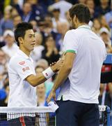 テニスの全米オープン男子シングルスで優勝したマリン・チリッチ（右）と握手する準優勝の錦織圭＝８日、ニューヨーク（ＡＰ＝共同）