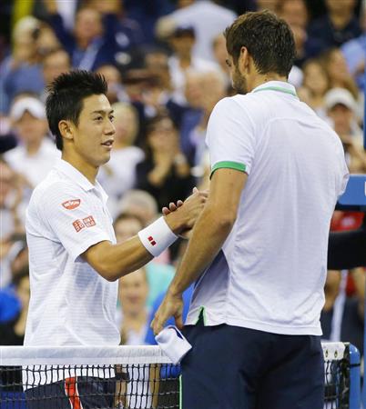 テニスの全米オープン男子シングルスで優勝したマリン・チリッチ（右）と握手する準優勝の錦織圭＝８日、ニューヨーク（ＡＰ＝共同）