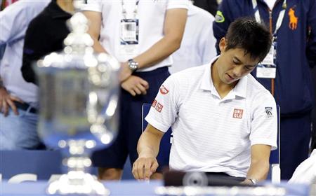 テニスの全米オープン男子シングルスで優勝を逃し、うなだれる錦織圭＝８日、ニューヨーク（ＵＰＩ＝共同）