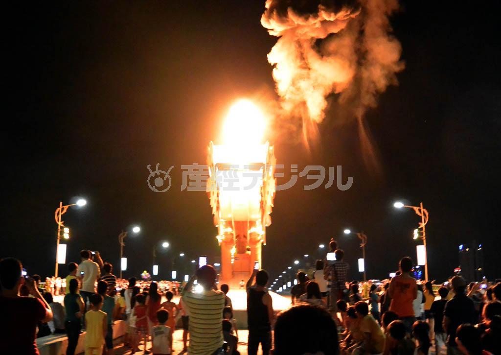 大勢の市民が見守る中、鋼鉄製ドラゴンが黒煙と共に大きな炎を吐いた＝ベトナム中部のダナン（長浜明宏撮影）
