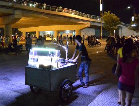 ドラゴンブリッジの周辺には多くの屋台が出ていた＝ベトナム中部のダナン（長浜明宏撮影）