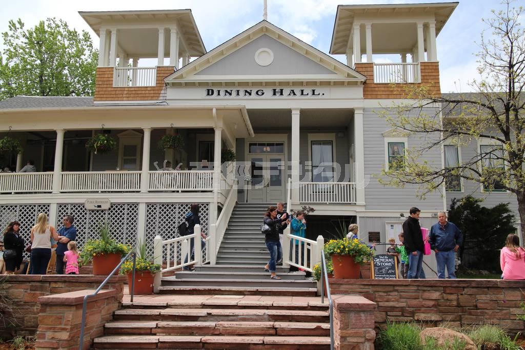 自然保護区の一角にある人気のレストラン「ダイニングホール・アンド・グリーン」。予約をしないと、なかなか席がとれない＝２０１４年５月１８日、米コロラド州ボルダー（ディスカバー・アメリカ撮影）