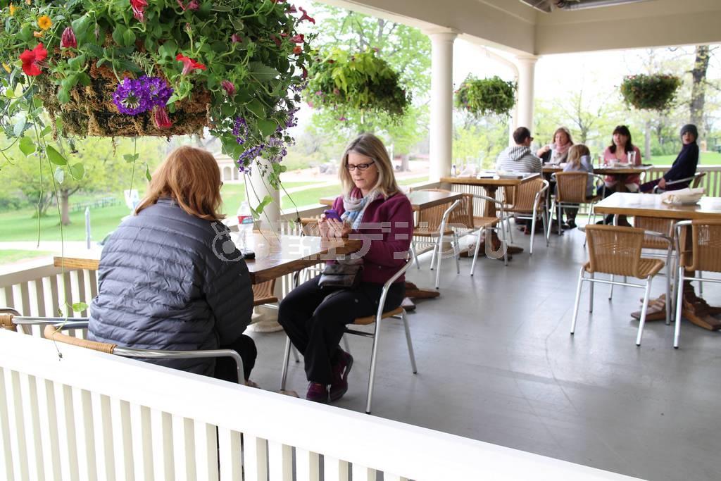 レストラン「ダイニングホール・アンド・グリーン」のテラス席。緑に囲まれ、空気もおいしい＝２０１４年５月１８日、米コロラド州ボルダー（ディスカバー・アメリカ撮影）
