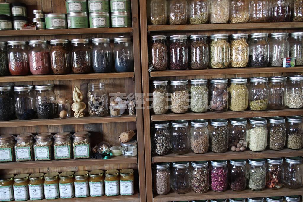 スリー・リーフ・ファームの書斎にずらりと並べられたハーブの小瓶。ハーブティーやジャムなどの新商品も開発している＝２０１４年５月１８日、米コロラド州ボルダー（ディスカバー・アメリカ撮影）