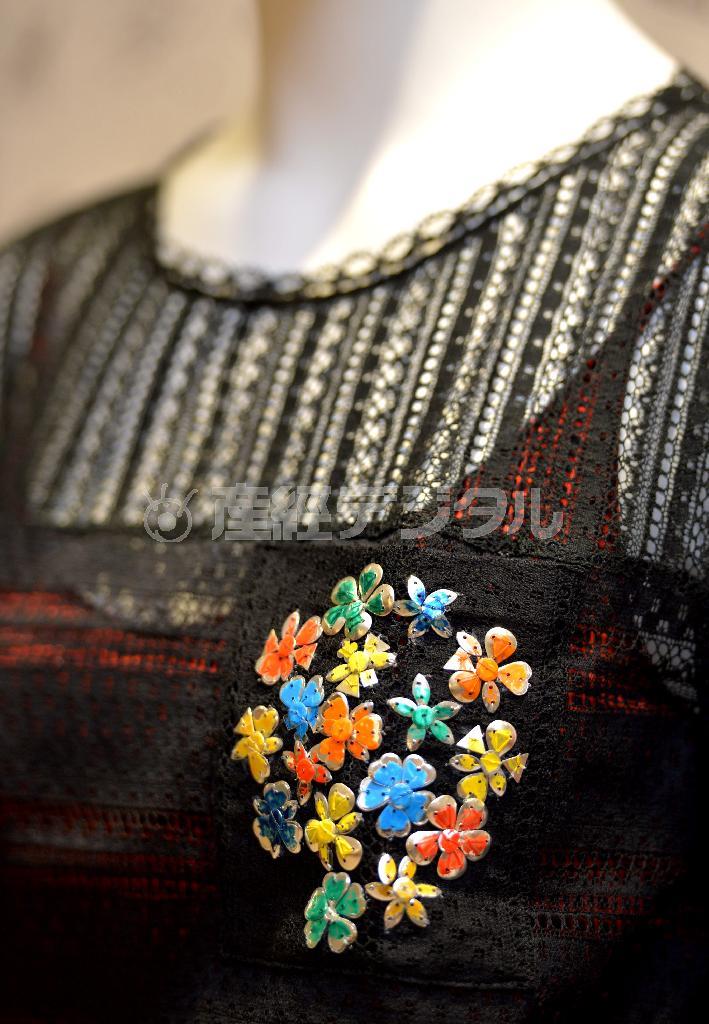 「クリスティーナ＿ティー」のニット（６万３０００円）には、メタルにペイントしたお花をあしらってトレンド感をプラス＝２０１４年９月１日、東京都中央区（宮崎瑞穂撮影）。※価格はすべて税別です