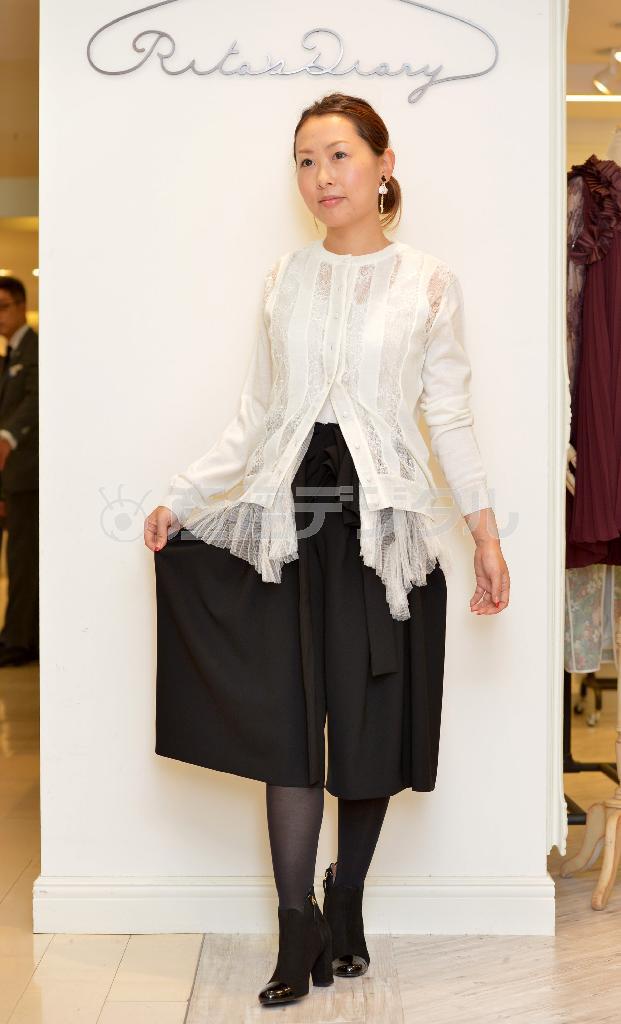 元バレリーナが手がける「レキサミ」は、舞台衣装のような華やかなカーディガン（３万９０００円）とキュロット（３万１０００円）のセットアップを提案＝２０１４年９月１日、東京都中央区（宮崎瑞穂撮影）。※価格はすべて税別です