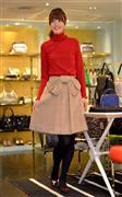 ケイト＿スペード＿ニューヨークの赤いニット（２万５０００円）に毛足のあるウール素材のベージュのスカート（４万５０００円）をあわせてシックに＝２０１４年９月１日、東京都中央区（宮崎瑞穂撮影）。※価格はすべて税別です