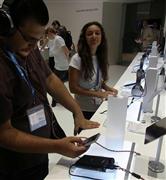 ソニーのＩＦＡブースで、ハイレゾ対応機器で音楽を試聴する来場者＝ベルリン