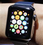 ９日、米アップルが発表した腕時計型端末「アップルウオッチ」＝カリフォルニア州クパチーノ（共同）