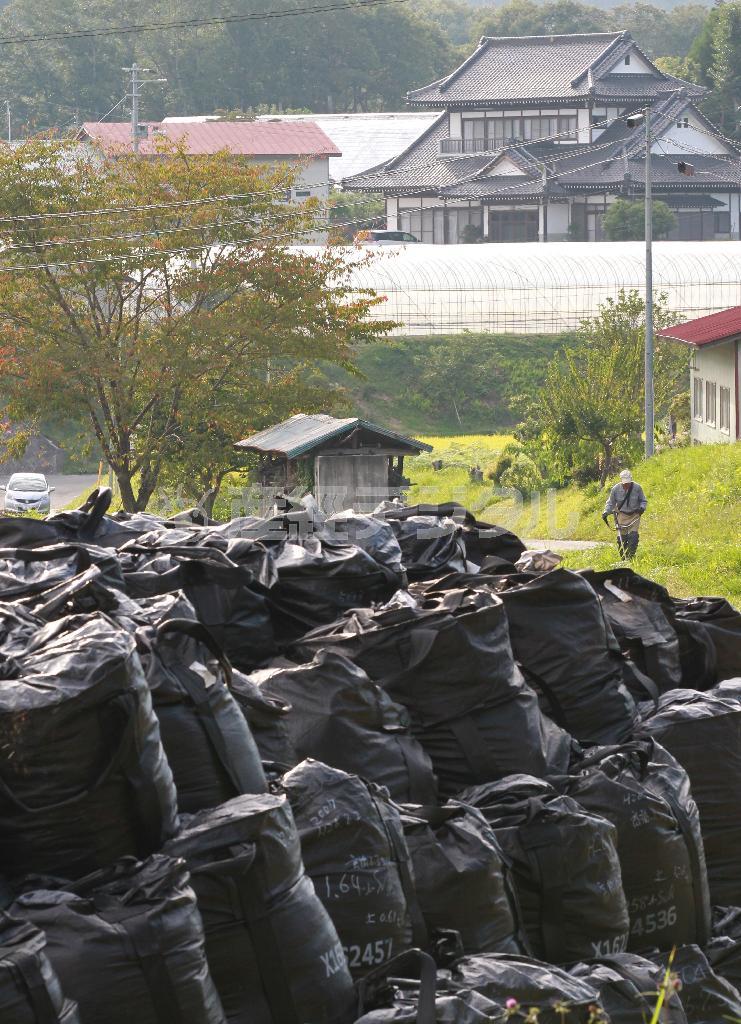 福島県田村市都路町では、除染作業で出た廃棄物の袋が道路脇に山積みになっていた＝２０１４年９月８日（宮崎裕士撮影）