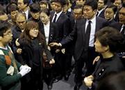 合同焼香所で、セウォル号沈没事故の犠牲者遺族に詰め寄られる韓国の朴槿恵（パク・クネ）大統領（右端）。北朝鮮は事故対応で朴政権を糾弾する世論が韓国で強まると、その尻馬に乗って非難のトーンを上げ始めた＝２０１４年４月２９日、韓国・首都ソウル郊外の安山（聯合＝共同）