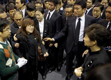 合同焼香所で、セウォル号沈没事故の犠牲者遺族に詰め寄られる韓国の朴槿恵（パク・クネ）大統領（右端）。北朝鮮は事故対応で朴政権を糾弾する世論が韓国で強まると、その尻馬に乗って非難のトーンを上げ始めた＝２０１４年４月２９日、韓国・首都ソウル郊外の安山（聯合＝共同）