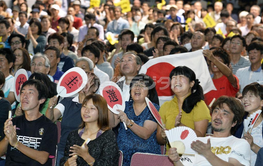 錦織圭（にしこり・けい）の地元松江市で行われたパブリックビューイングで、日の丸を振り応援する人たち＝２０１４年９月９日午前、島根県（共同）