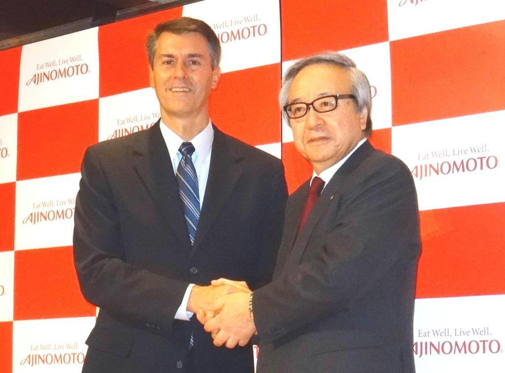 握手を交わす味の素の伊藤雅俊社長（右）とウィンザーのゲイブ社長＝１０日、東京都千代田区