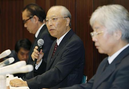 記者会見する、朝日新聞社の木村伊量社長（中央）。奥は喜園尚史執行役員、手前は杉浦信之取締役編集担当＝１１日午後、東京都中央区