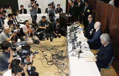 大勢の報道陣の前で記者会見する朝日新聞社の木村伊量社長（右から２人目）、杉浦信之取締役編集担当（右端）ら＝１１日午後、東京都中央区