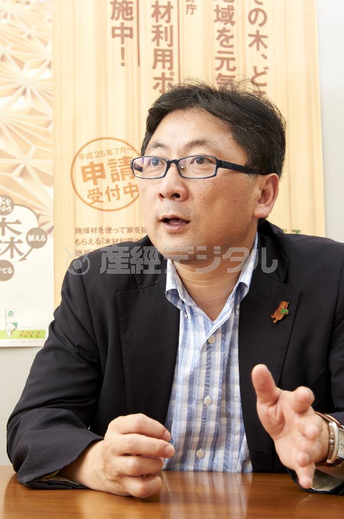 「申請件数は順調に伸びており、地域材の需要喚起につながっている」と話す、林野庁林政部木材利用課長の吉田誠さん＝２０１４年９月３日（ニュースペース・コム撮影）