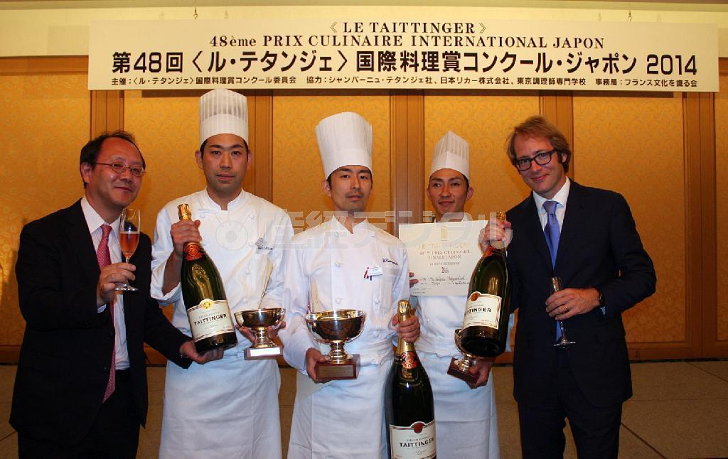 優勝したホテルグランヴィア大阪の川本善広選手（中央）と、テタンジェのクロヴィス・テタンジェ取締役輸出部長（右）、輸入元日本リカーの竹内誠社長（左）＝２０１４年９月２日（青木冨美子さん撮影）