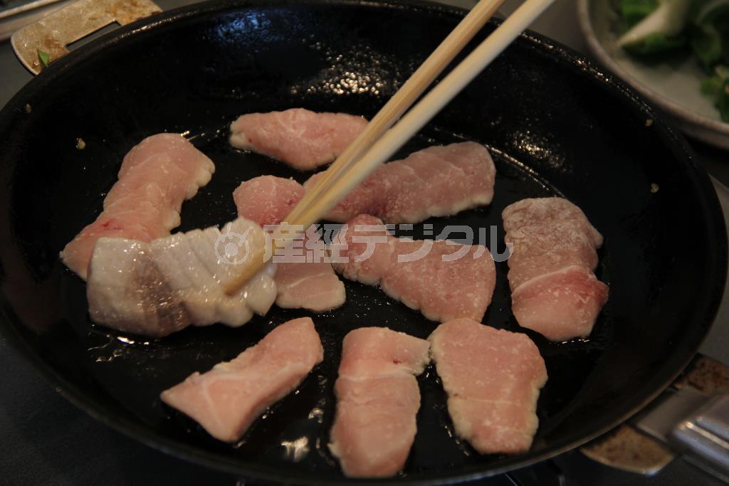 ピーマンとかじきのソース炒め（作り方１）＿＿半量のサラダ油を熱し、ねぎ、ピーマンを炒める。ピーマンにつやが出たら、塩、こしょうして取り出す。