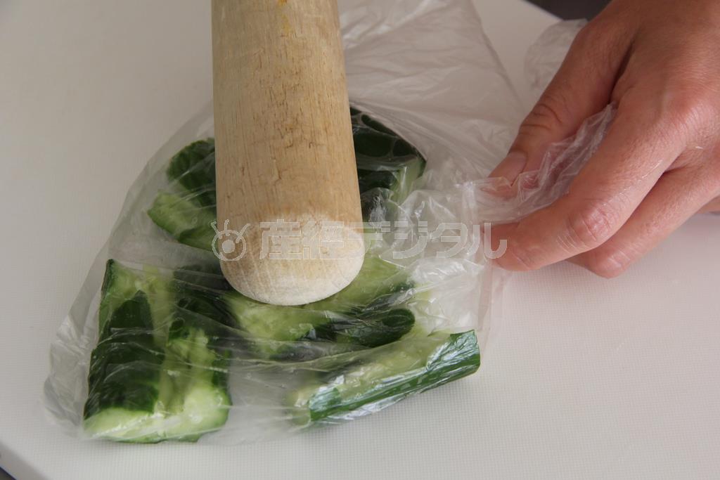 きゅうりのあっさりごま和え（作り方１）＿＿きゅうりは長さを４等分に切って、たたいて割る（田中幸美撮影）