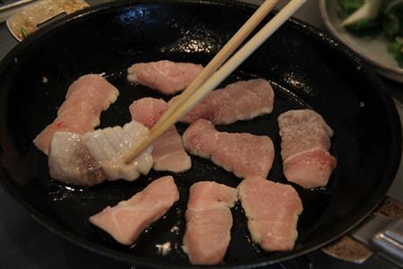 ピーマンとかじきのソース炒め（作り方１）＿＿半量のサラダ油を熱し、ねぎ、ピーマンを炒める。ピーマンにつやが出たら、塩、こしょうして取り出す。