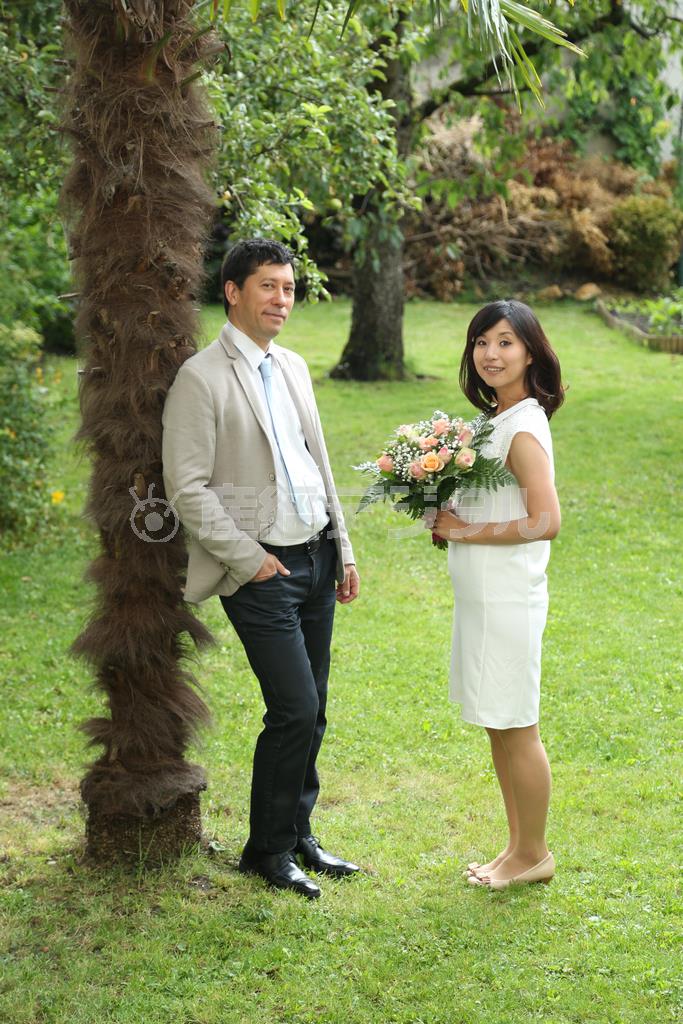 （３）新婚夫婦だからといってピタリと密着したポーズだけでなく、少し離れて立たせても、別々で生きてきた２人が自立して選んだ人だという意味あいを持たせることができます＝２０１４年６月２９日（須藤夕子さん撮影）