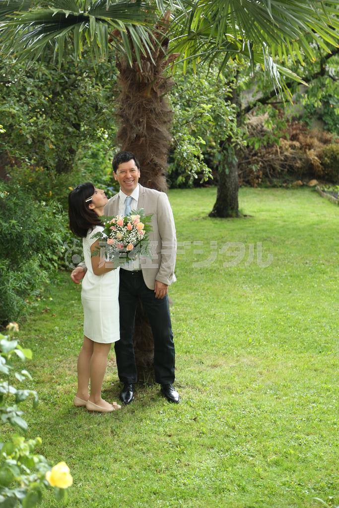 （４）顔の角度は１ミリでも変えると表情が変わります。立たせ方を指示し、ポーズを変えて何枚か撮りましょう＝２０１４年６月２９日（須藤夕子さん撮影）