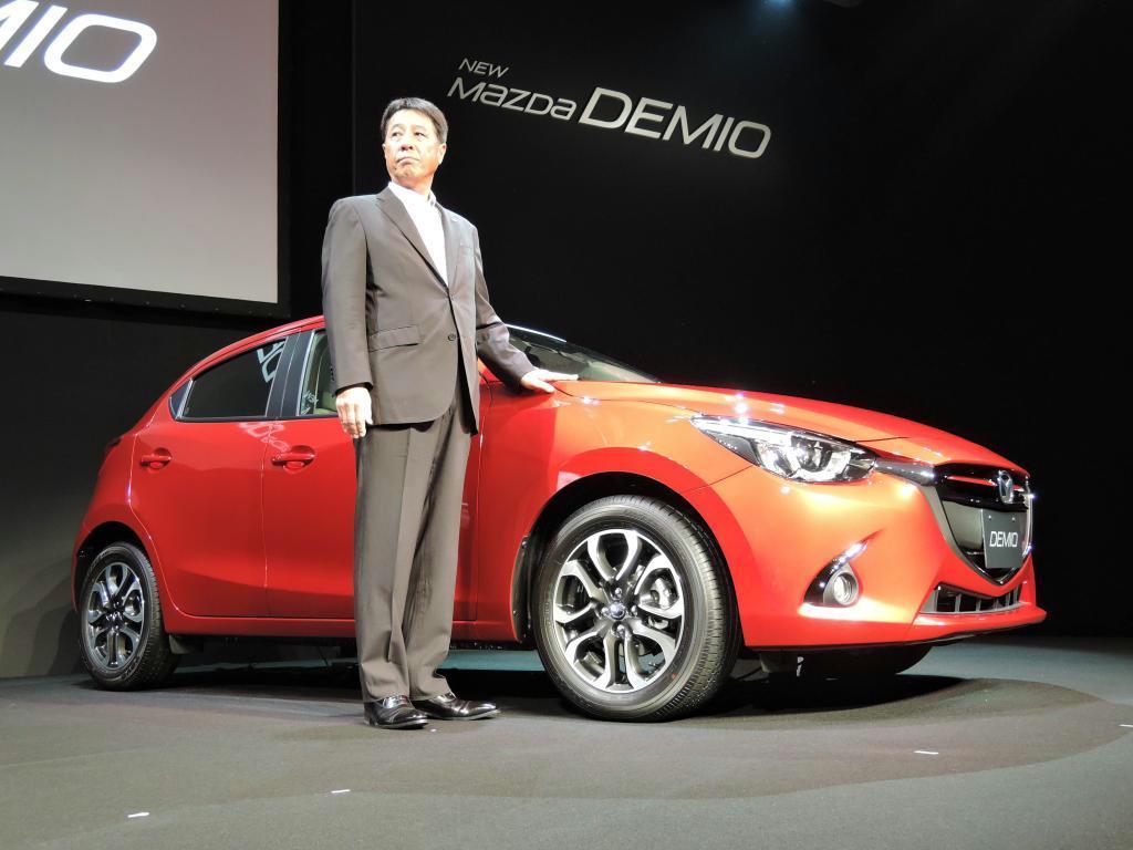 新型「デミオ」を発表するマツダの小飼雅道社長＝１１日午前、東京都港区