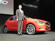 新型「デミオ」を発表するマツダの小飼雅道社長＝１１日午前、東京都港区