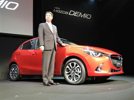 新型「デミオ」を発表するマツダの小飼雅道社長＝１１日午前、東京都港区