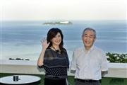 熱海の海を前にして、対談するお二人も自然と笑顔に。ロイヤルリゾートは６０代からのくつろぎの場を提供する