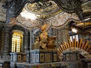 豪華絢爛なカンディン帝の玉座。像には金箔が施されている＝ベトナム中部のフエ（長浜明宏撮影）