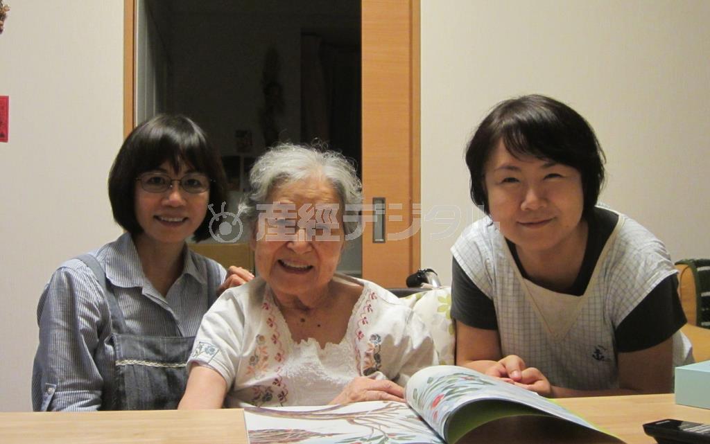 入居者に寄り添うホームホスピス「楪（ゆずりは）」代表の嶋崎淑子さん（左）と、ともに働く北山真樹さん（右）＝２０１４年８月２５日（日本財団撮影）