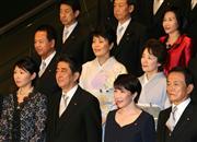 内閣改造後、記念撮影に臨む安倍晋三首相（前列左から２番目）と注目の５人の女性閣僚ら。首相は「実行実現内閣」と名付けた＝３日