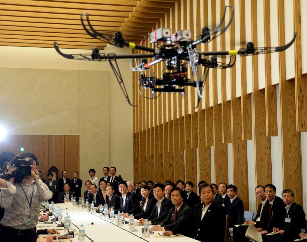 ロボット革命実現会議で安倍晋三首相らが見守る中、広島の土砂災害状況の調査にも使われた小型無人ヘリシステムの飛行デモンストレーションが行われた＝１１日午前、首相官邸（酒巻俊介撮影）