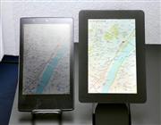 強い光の下でも見やすいシャープの新型パネル「ＭＥＭＳ（メムス）ディスプレー」（右）と従来の液晶パネル