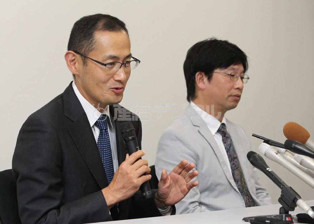 世界初となるｉＰＳ細胞（人工多能性幹細胞）で作った細胞の移植手術後、京大の山中伸弥教授は記者会見した（左）＝２０１４年９月１２日、京都市左京区（恵守乾撮影）