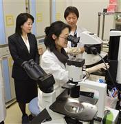 幹細胞培養室での実験を視察する理化学研究所発生・再生科学総合研究センターの高橋政代プロジェクトリーダー（左）＝２０１３年２月、兵庫県神戸市中央区（共同）