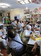 昼の食事が済んで、思い思いに過ごす。奥では、９９歳を最高齢に雀卓を囲む。男性参加者が多いことも特徴＝栃木県那須塩原市のなじみ庵