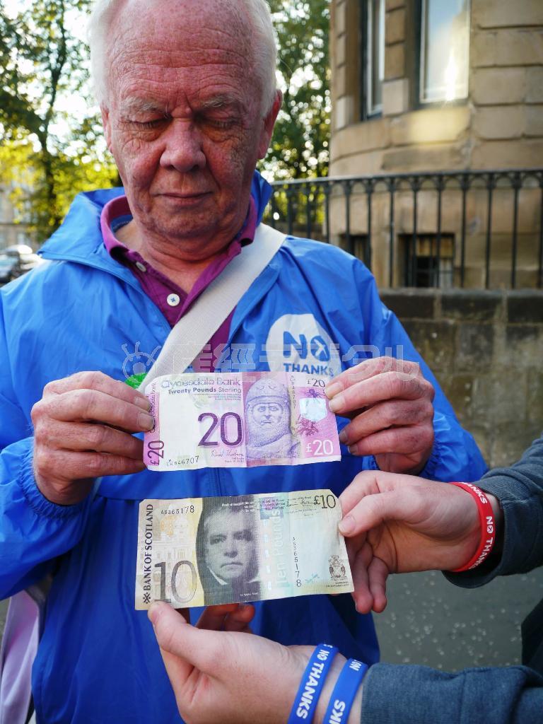 英スコットランドのポンド紙幣を手にする男性。スコットランドでは、イングランドとは異なるデザインの独自のポンド紙幣が流通している。しかも、各銀行が別々のデザインを採用している＝２０１４年９月６日（内藤泰朗撮影）
