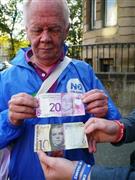 英スコットランドのポンド紙幣を手にする男性。スコットランドでは、イングランドとは異なるデザインの独自のポンド紙幣が流通している。しかも、各銀行が別々のデザインを採用している＝２０１４年９月６日（内藤泰朗撮影）