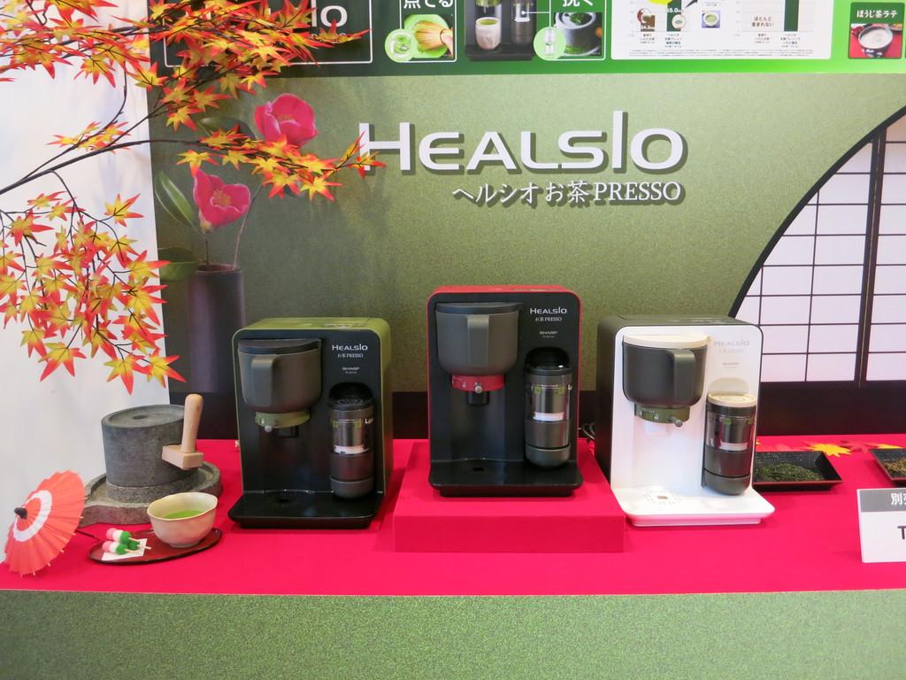 シャープのお茶メーカー「ヘルシオお茶プレッソ」。今月１０日には本体カラーが赤色の新モデルも発売した■■キャプション■■シャープのお茶メーカー「ヘルシオお茶プレッソ」。本体カラーが赤色の新モデルも発売した