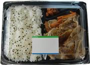 フィルム包装を「サイドシュリンク」に切り替えた弁当。フタと容器の結合部分だけを覆っている（提供写真）