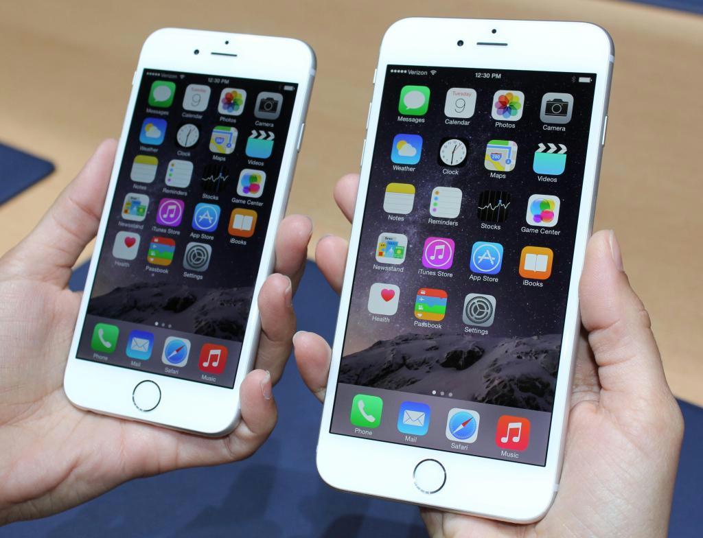米アップルが発表したアイフォーン６（左）とアイフォーン６プラス＝９日、カリフォルニア州クパチーノ（共同）