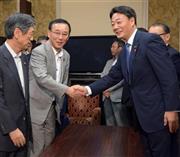 自民党新執行部の発足を受け、谷垣禎一（さだかず）新幹事長（左から２人目）と握手を交わす民主党の海江田万里（かいえだ・ばんり）代表（右）。政党党首としては安倍晋三（しんぞう）首相より１日早く就任した海江田氏だが、精彩を欠いている＝２０１４年９月９日午後、国会内（酒巻俊介撮影）