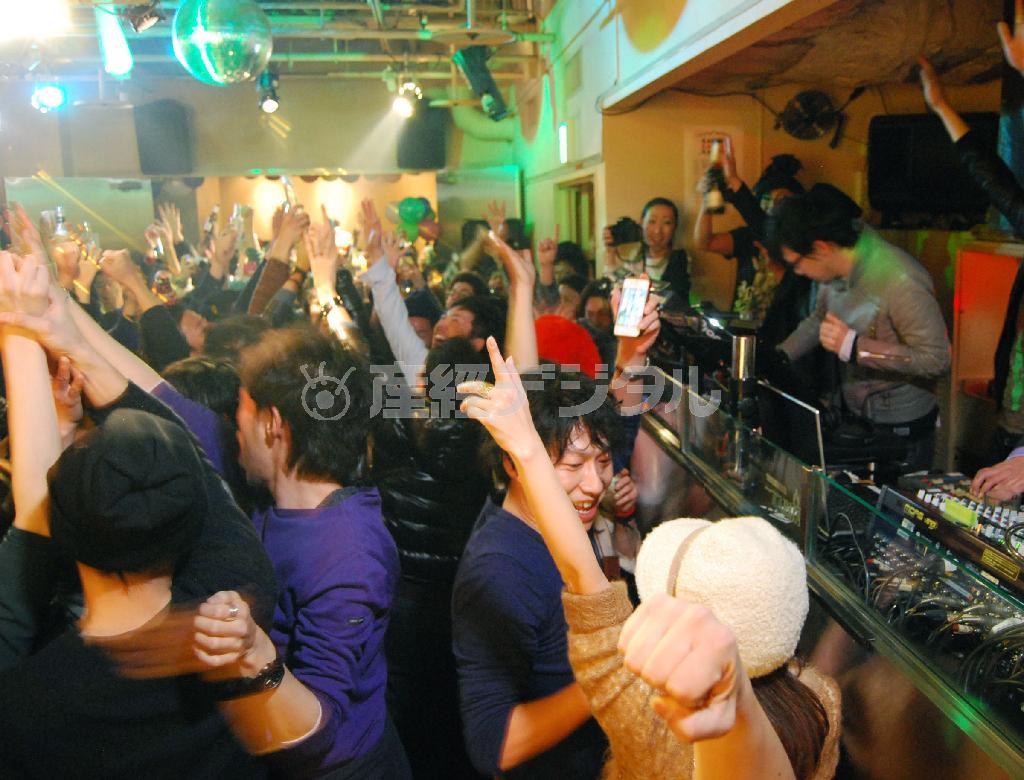 クラブで盛り上がる客たち（共同）