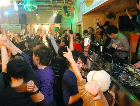 クラブで盛り上がる客たち（共同）