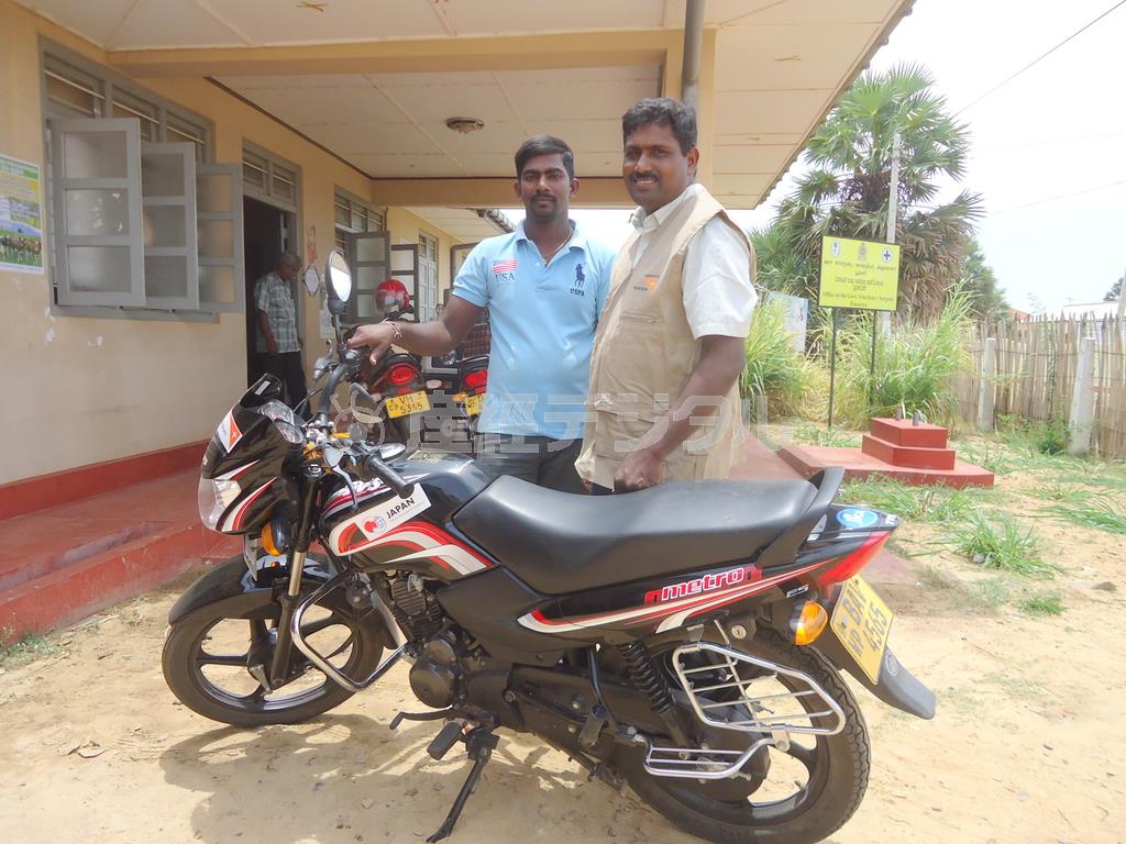 畜産農家への技術サービス提供を開始したコミュニティ・アニメーターたち＝２０１４年８月８日、スリランカ・キリノッチ（ワールド・ビジョン・ジャパン撮影）