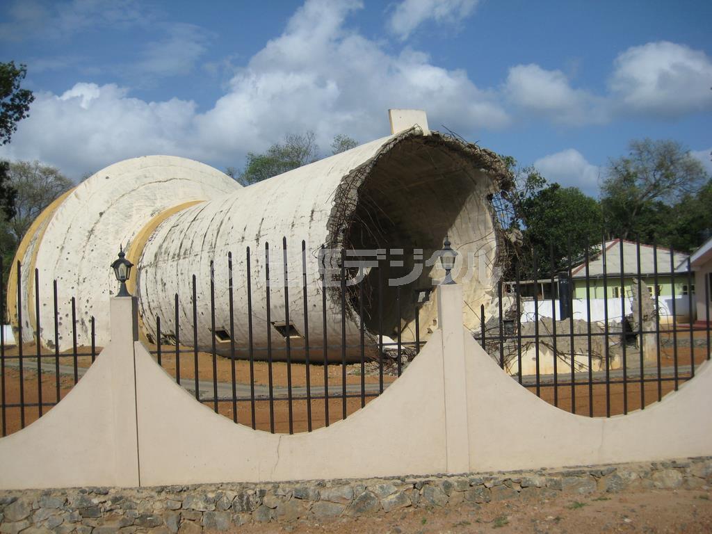 破壊され、横倒しになった水道塔。キリノッチの町には、内戦の傷跡が残る＝２０１２年４月２７日、スリランカ（ワールド・ビジョン・ジャパン撮影）
